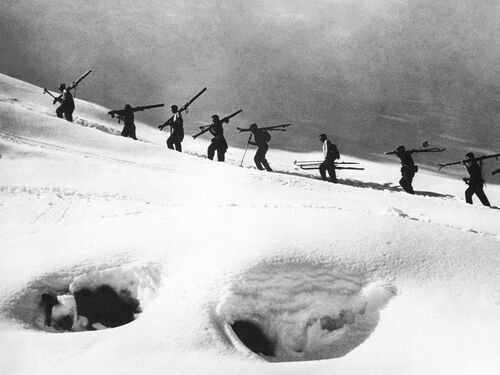 Skieurs en file indienne 1954 -  GAMMA AGENCY - Photograph