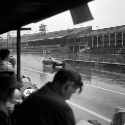 Running in the Rain -  GRAND PRIX PHOTO - Fotografie