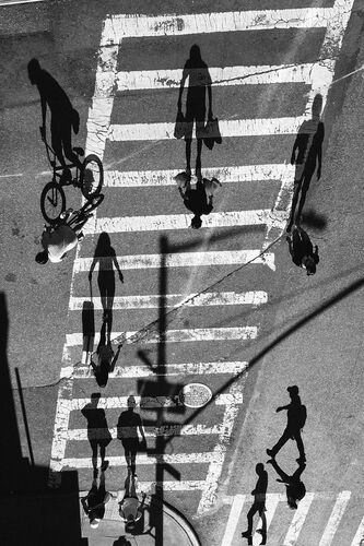 Crossing shadows, Chinatown - GUILLAUME GAUDET - Kunstfoto