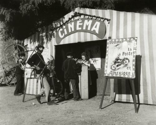 FRANÇOIS LE FACTEUR DEVANT LE CINÉMA ITINÉRANT - JACQUES TATI - Photographie