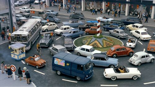 LE MANÈGE DES VÉHICULES - JACQUES TATI - Photograph