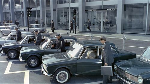 Les automates et leur automobile - JACQUES TATI - Kunstfoto