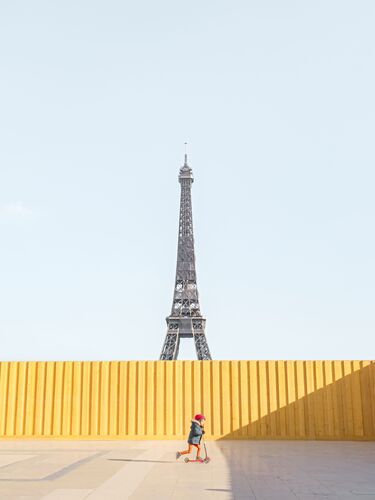 Eiffel tower boy - Laura SANCHEZ - Photograph