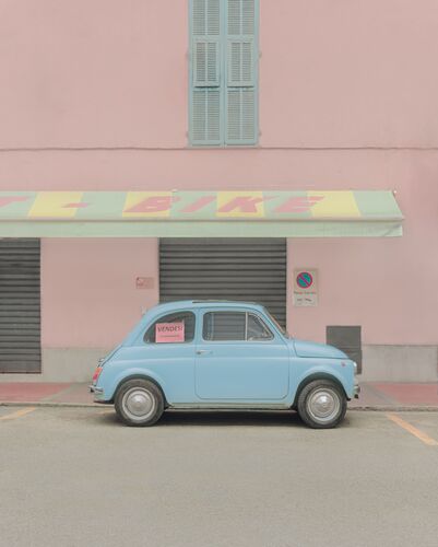 Rain drops on fiat logo on fiat 500 parked in the street – Stock Editorial  Photo © NeydtStock #184406622