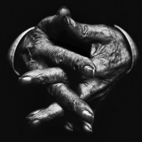 Hands V - LEE JEFFRIES - Fotografía