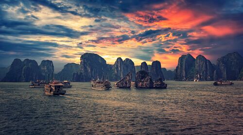 HALONG BAY IN NORTH VIETNAM - MANJIK PICTURES - Fotografie