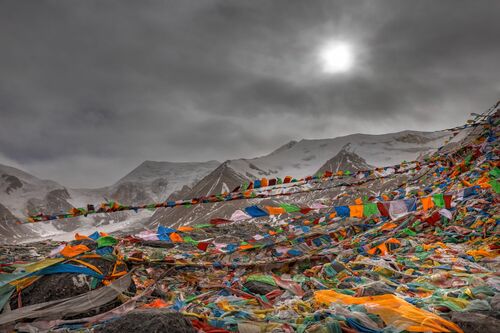 DRAPEAUX A PRIERE DEVANT L'AMNYE MATCHENE - MATTHIEU RICARD - Photographie