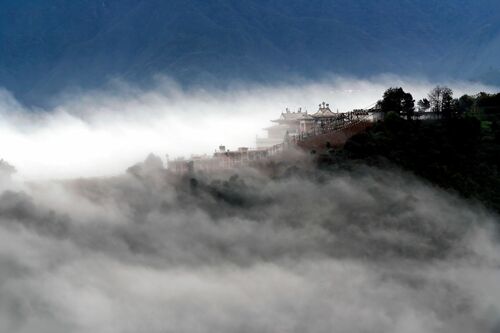 UN MONASTERE TIBETAIN DANS LES BRUMES MATINALES - MATTHIEU RICARD - Fotografie