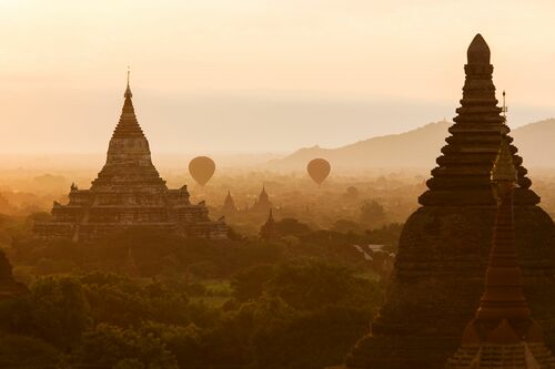 BALLOONS IN BAGAN BALLOONS IN BAGAN - PHILIP LEE HARVEY - Photograph