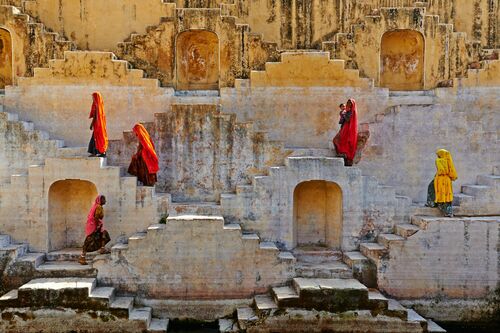 WOMEN IN THE STAIRS II - TUUL ET BRUNO MORANDI - Fotografia