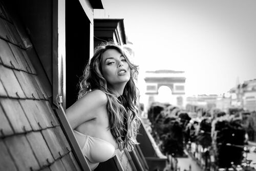 Girl on the Balcony - VANESSA VERCEL - Fotografía