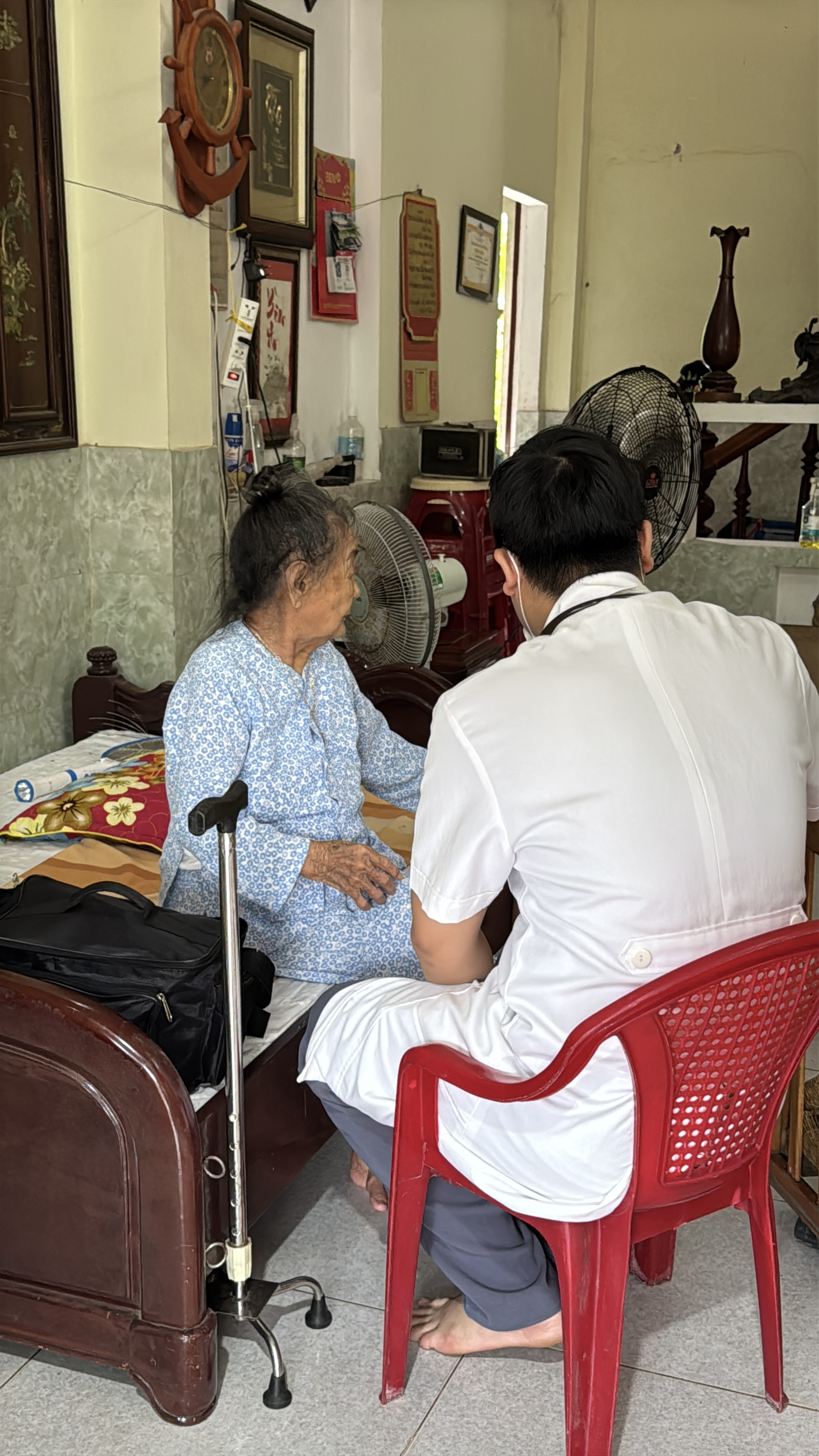 Bác sĩ thăm khám tại nhà