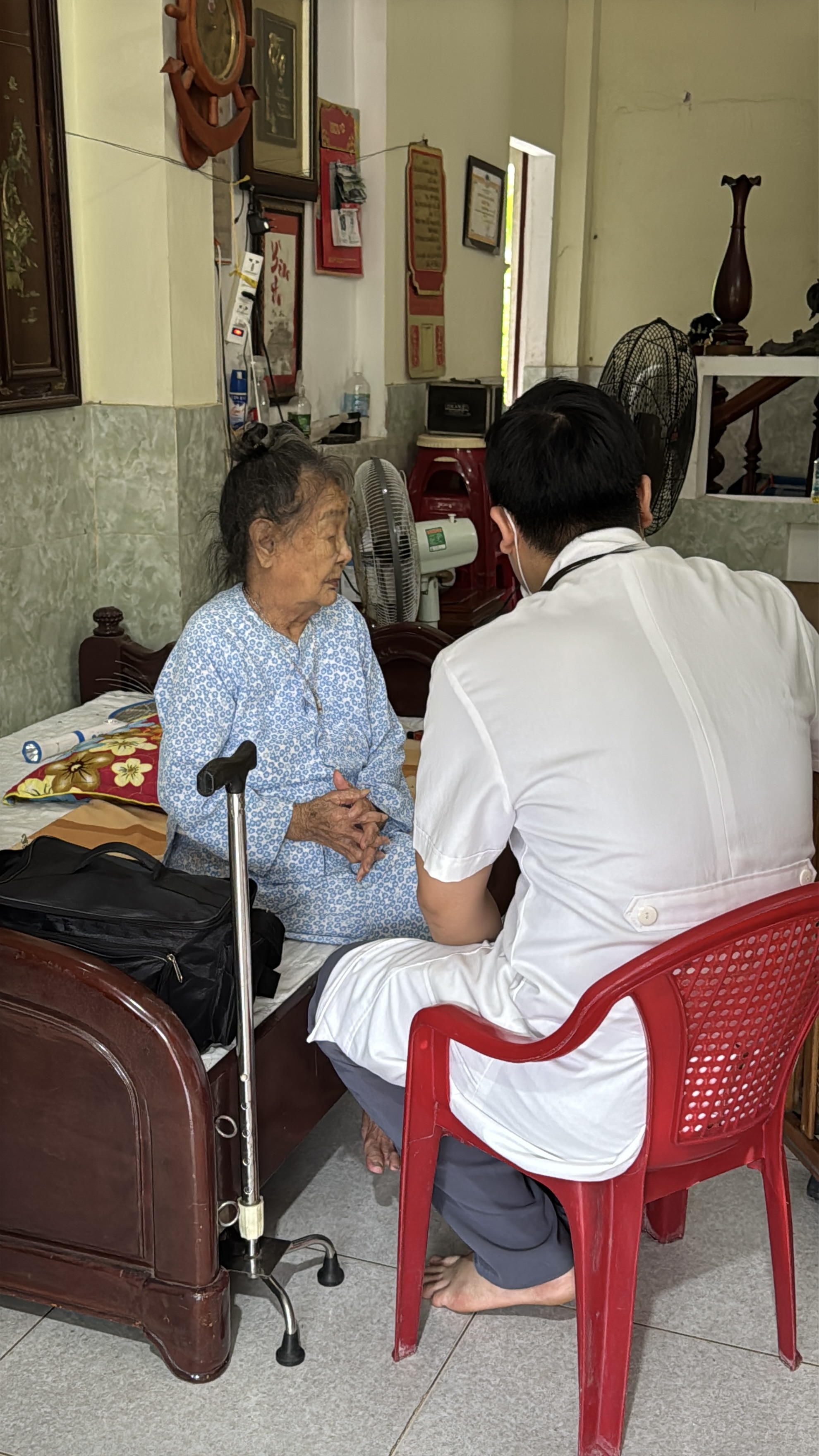 Bác sĩ thăm khám tại nhà cho bà cụ