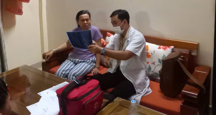 Bác sĩ xét nghiệm,trả kết quả và tư vấn