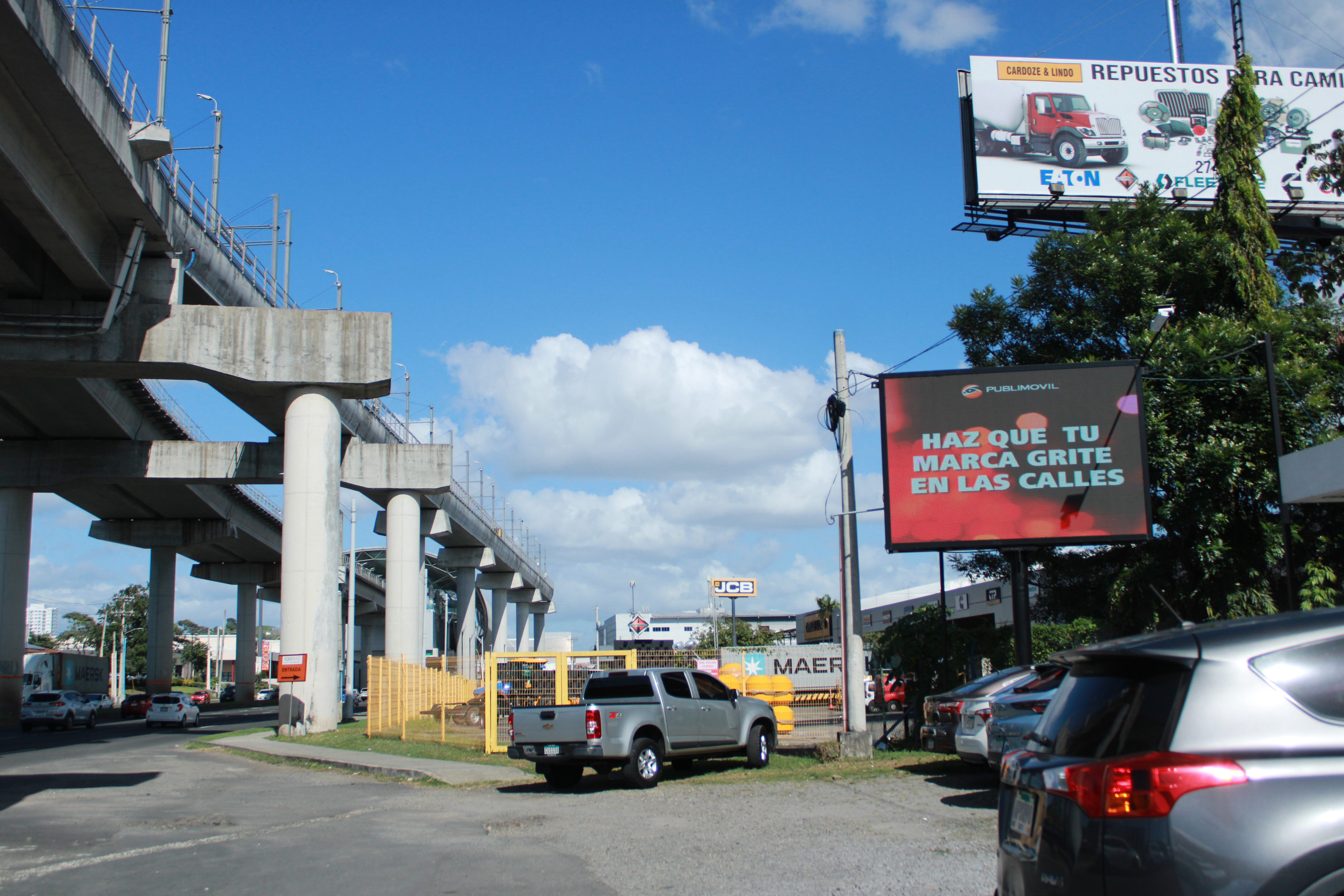 Pantalla Avenida Domingo Diaz Estacion De Metro Villa Lucre Changan