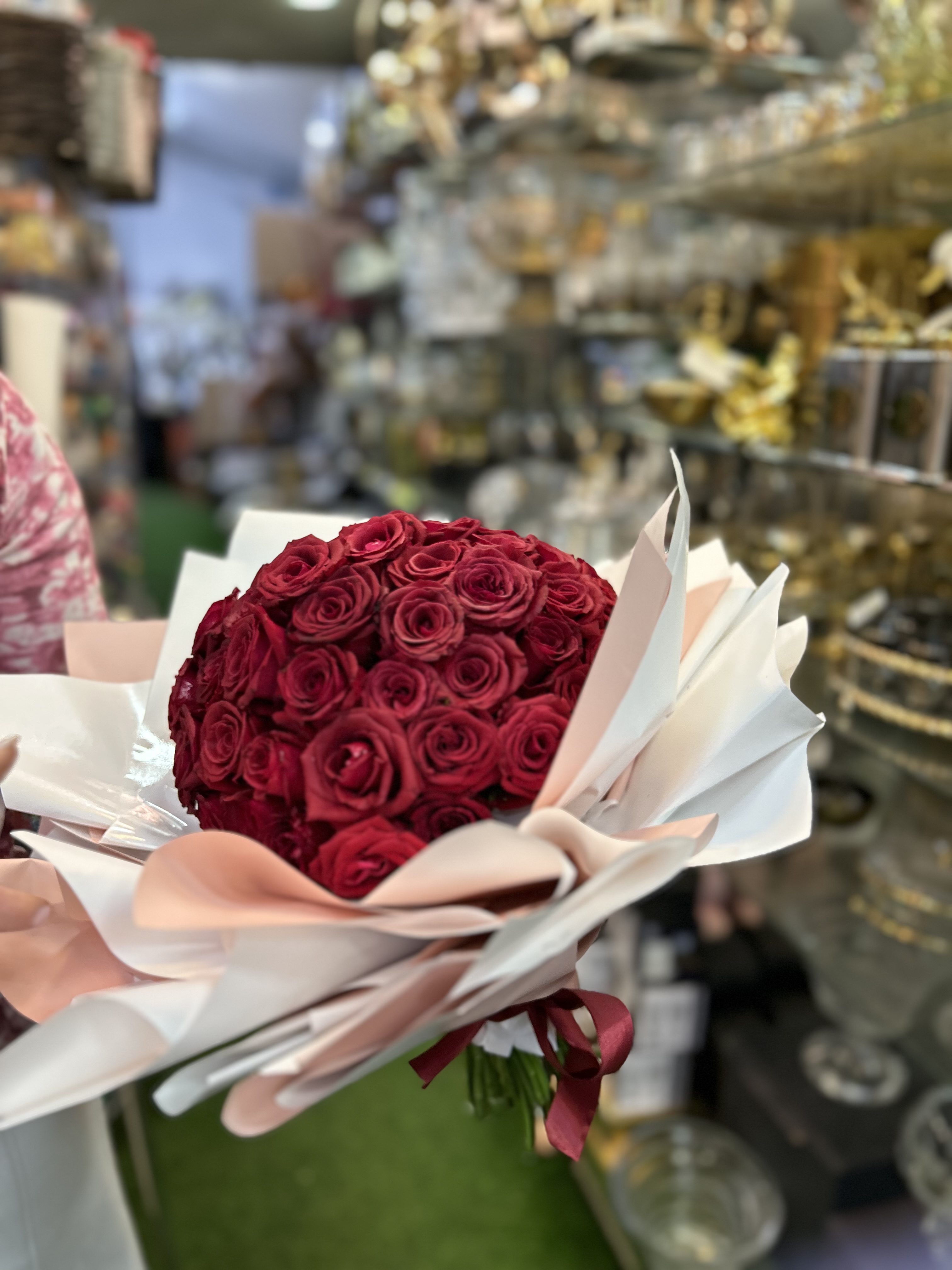 זר ורדים באריזה חלומית