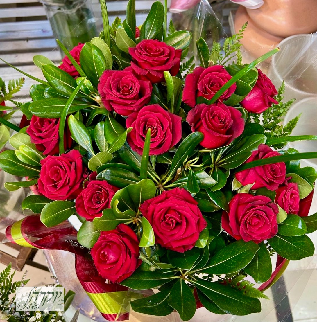 זר ורדים אדומות