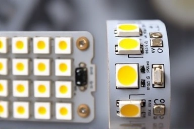 Close-up of COB and SMD LED chips, highlighting their structural differences.