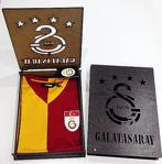 Galatasaray Forma Meti̇n Oktay Hedi̇yeli̇k Kutulu Tshi̇rt 111