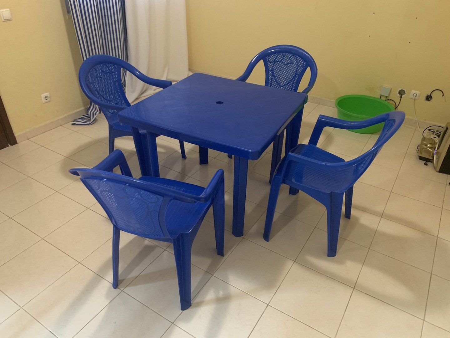 Mesa com quatro cadeiras, azul