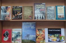 Южноукраїнська міська бібліотека. Книжкова виставка «На пам'ять не покладено табу» до Дня вигнання нацистських окупантів із України