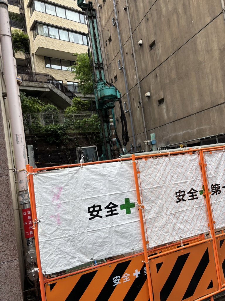 (仮称) 港区麻布十番 1 丁目 4-3 計画 新築工事現場の全景写真（2025年5月11日撮影）