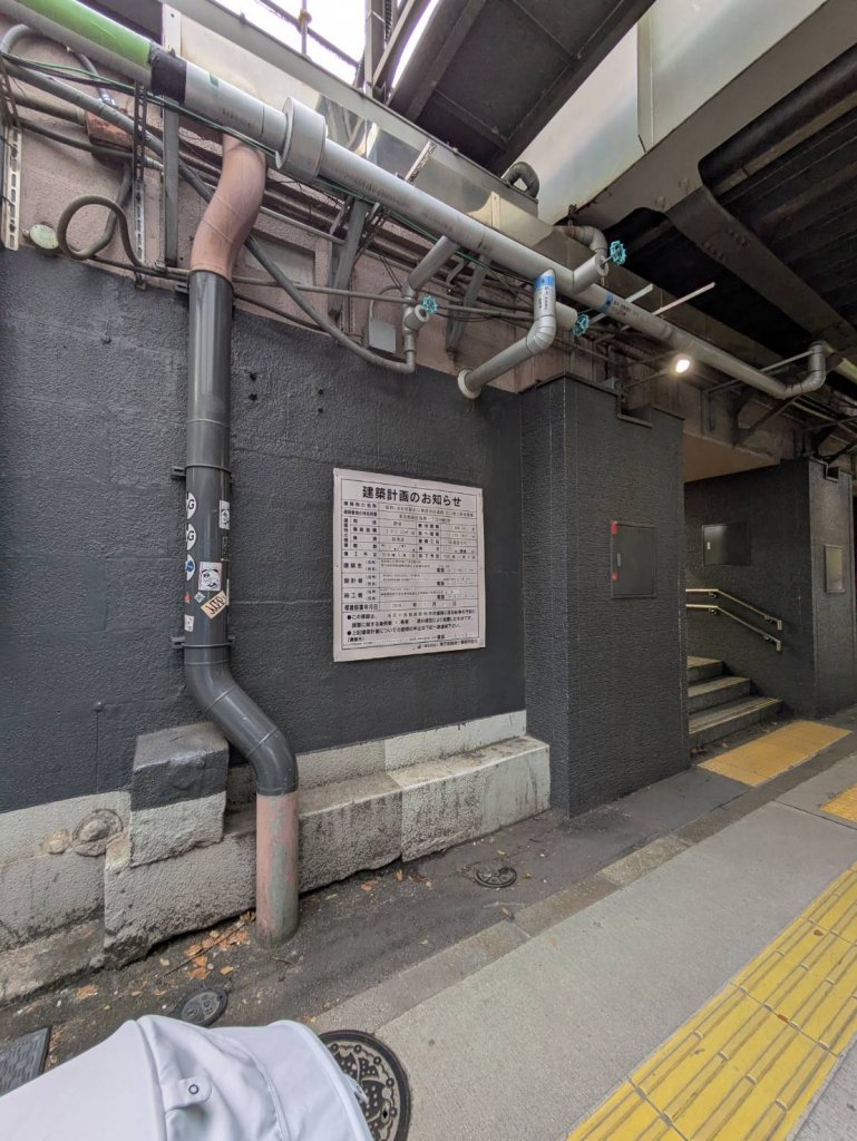 (仮称)浜松町駅北口東西自由通路・北口橋上駅舎整備 新築工事現場の全景写真（2025年6月8日撮影）