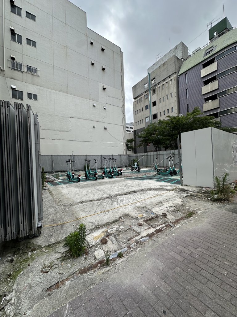 (仮称)横浜市中区相生町1丁目計画新築工事 新築工事現場の全景写真（2025年6月27日撮影）