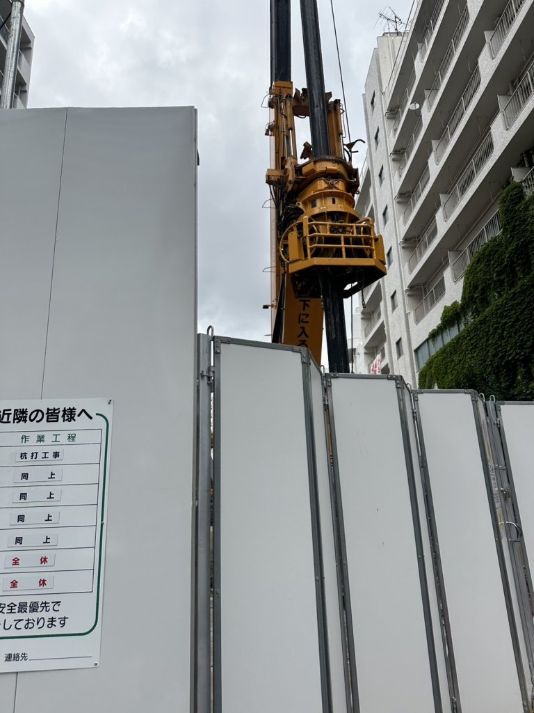 (仮称)JR目黒駅前オフィスビル開発新築工事 新築工事現場の全景写真(2025年7月11日撮影)