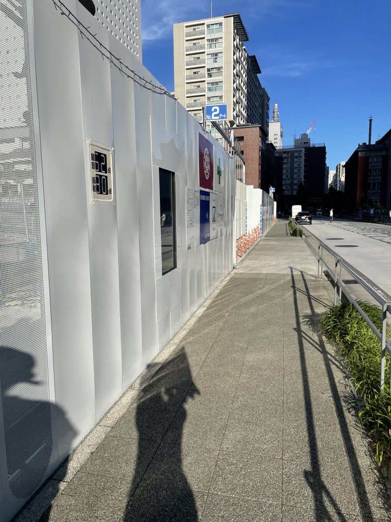北仲通北地区B-1地区計画 新築工事現場の全景写真(2025年7月24日撮影)