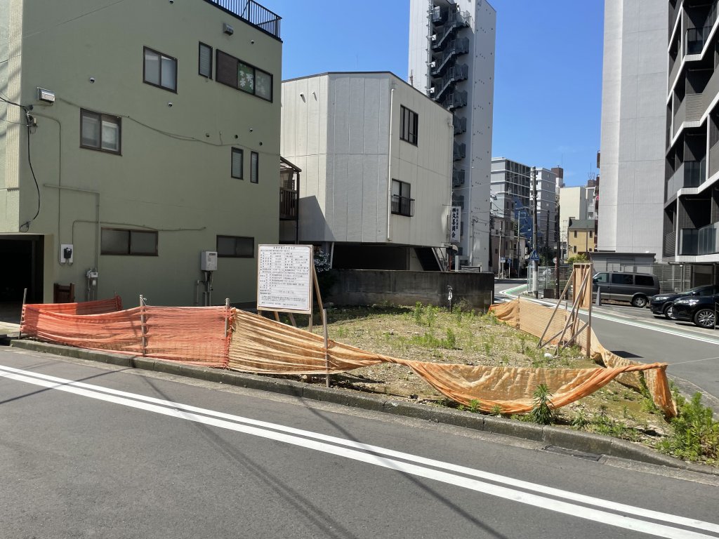 (仮称)平沼マンション新築工事 新築工事現場の全景写真（2025年8月15日撮影）