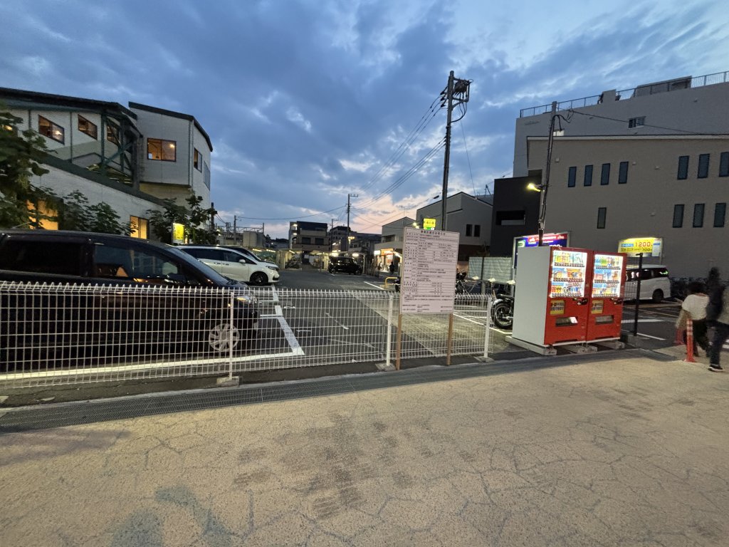 (仮称)向ヶ丘遊園駅北口 土地開発計画 新築工事現場の全景写真（2025年8月25日撮影）