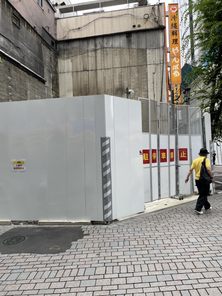 (仮称)新宿区新宿3丁目計画 新築工事現場の全景写真（2025年9月6日撮影）