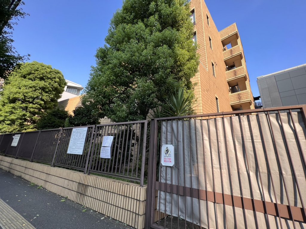 (仮称)大正大学1号館4階 5階改修工事 新築工事現場の全景写真（2025年9月7日撮影）