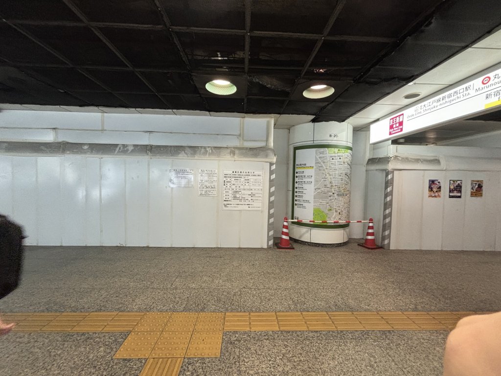 (東京都受託)新宿駅直近地区土地区画整理事業 西口駐車場出入口整備工事 新築工事現場の全景写真（2025年9月21日撮影）