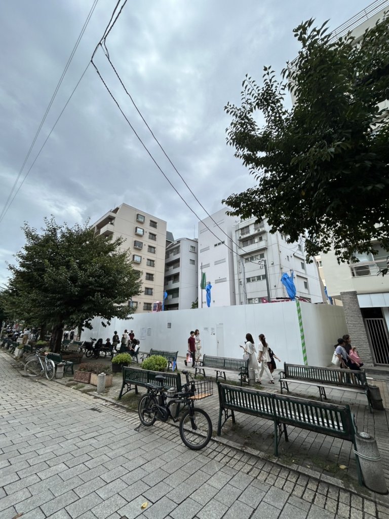 (仮称)GEMS JIYUGAOKA CROSS 新築工事 新築工事現場の全景写真（2025年9月22日撮影）