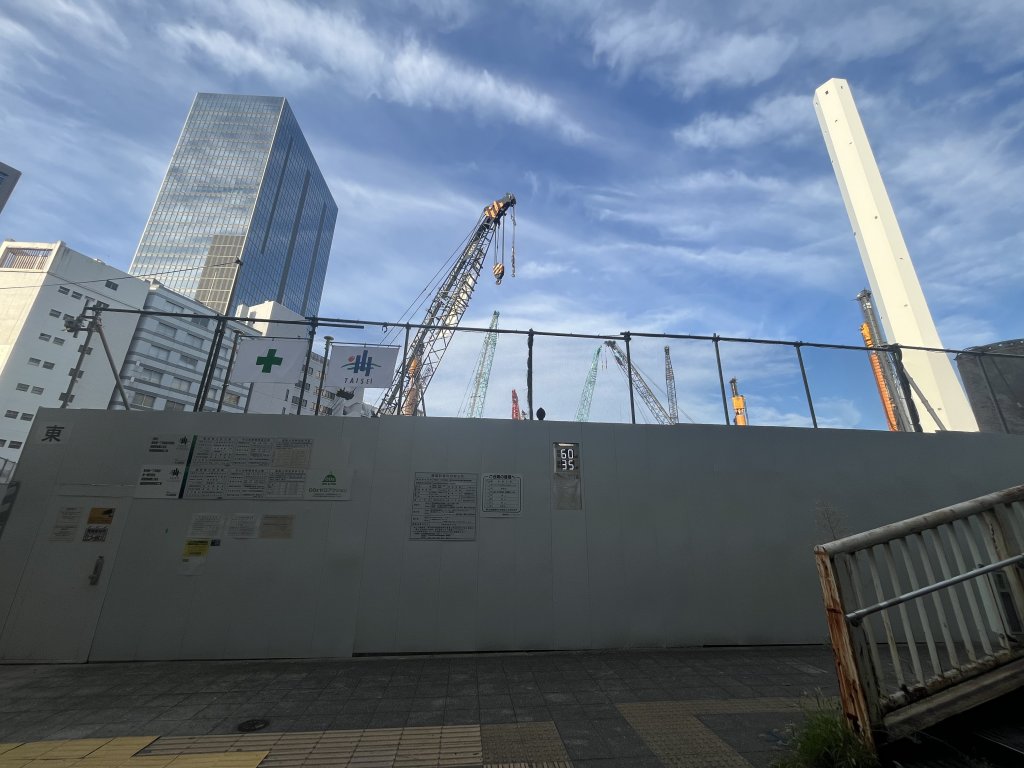 東池袋一丁目地区第一種市街地再開発事業施設建築物 新築工事現場の全景写真（2025年9月26日撮影）