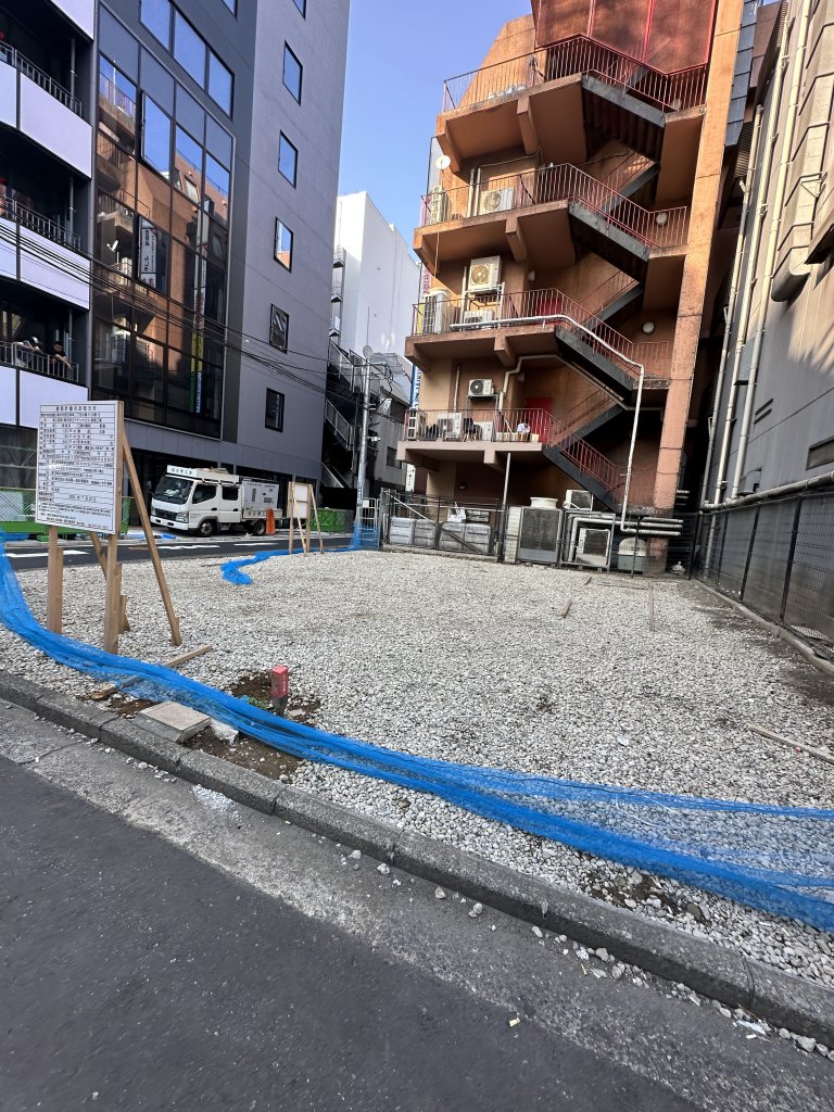 (仮称)横浜西口テナントビル 新築工事 新築工事現場の全景写真（2025年9月27日撮影）