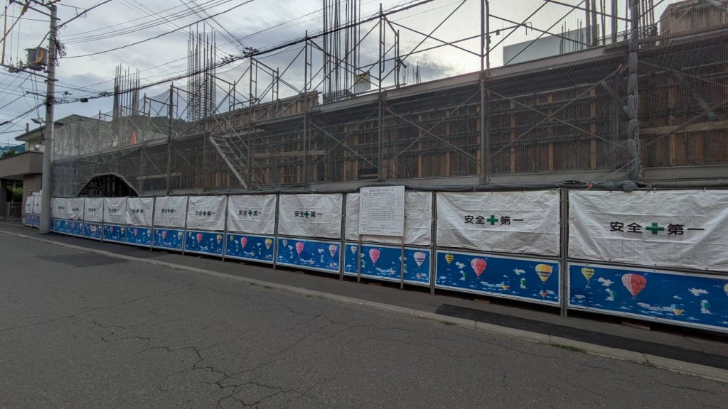 (仮称)円山パークサイドマンション建替え事業 新築工事現場の全景写真（2025年9月30日撮影）