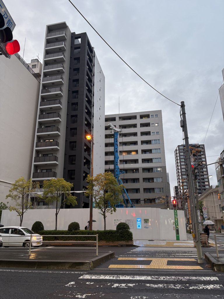 (仮称) 中央区日本橋本町四丁目15計画 新築工事現場の全景写真(2025年10月10日撮影)