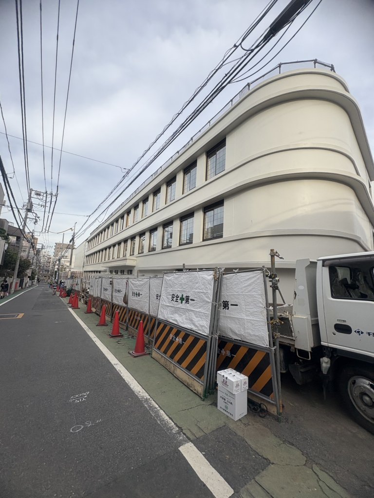 文京区立明化小学校等改築工事 新築工事現場の全景写真(2025年10月10日撮影)