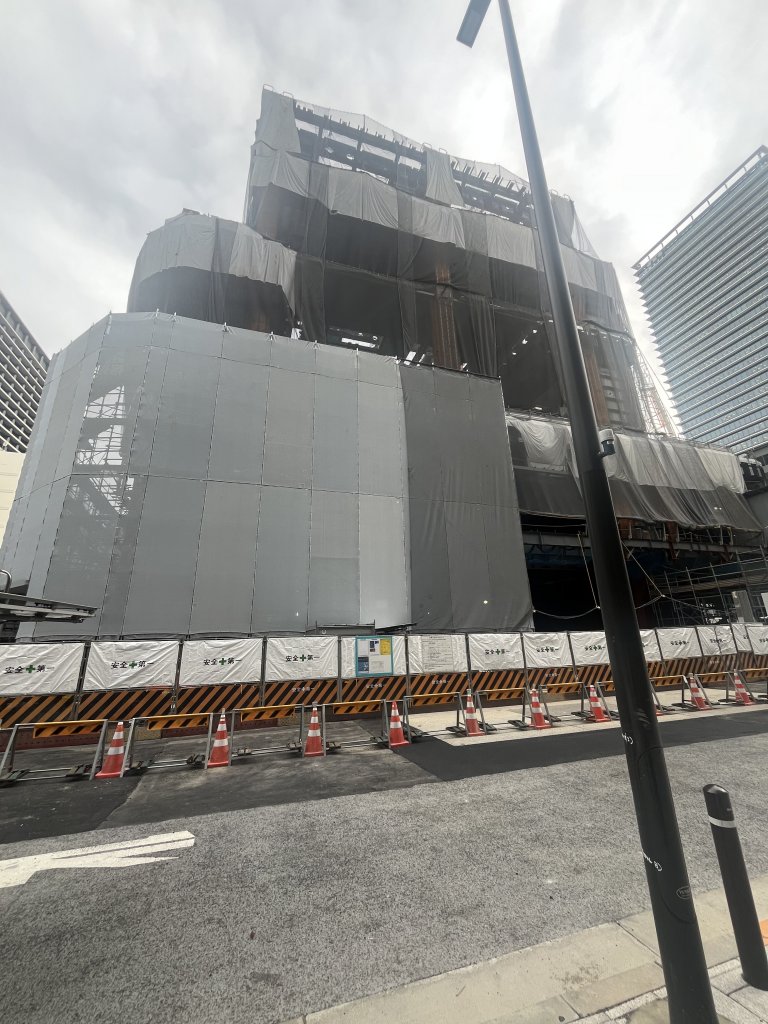 虎ノ門一丁目東地区第一種市街地再開発事業 施設建築物 新築工事現場の全景写真（2025年10月11日撮影）