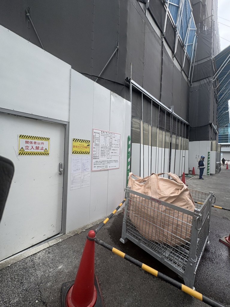 (仮称)横浜市港北区新横浜3丁目計画 新築工事現場の全景写真(2025年10月11日撮影)
