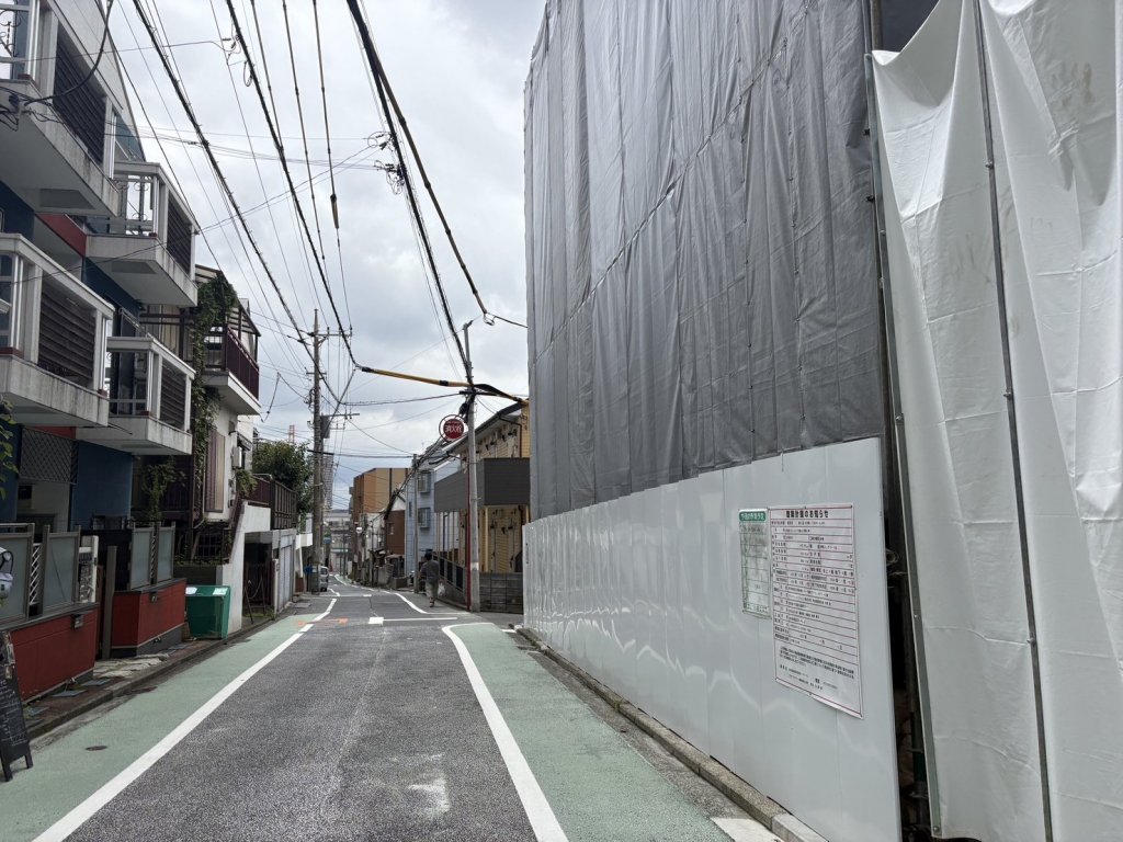 (仮称)クレイシア大倉山 新築工事 新築工事現場の全景写真(2025年10月11日撮影)
