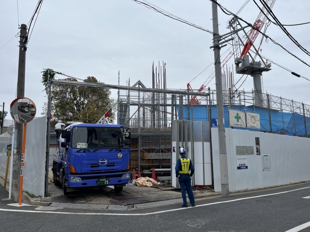 (仮称)弦巻四丁目計画 新築工事現場の全景写真（2025年10月25日撮影）