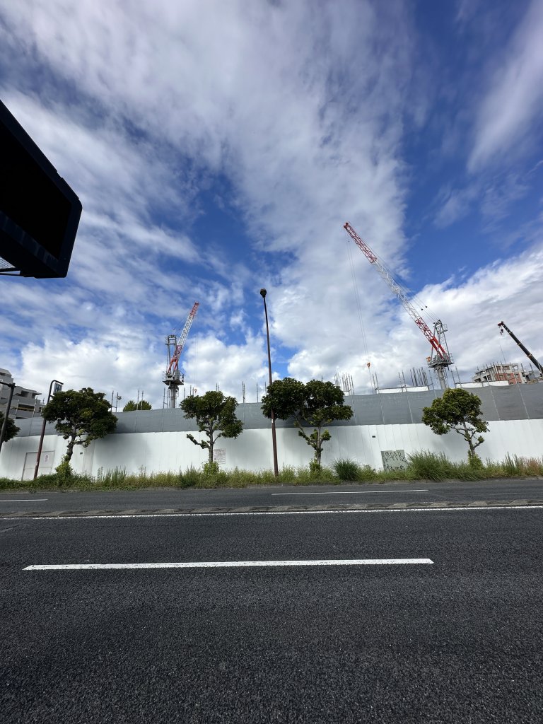 (仮称)横浜市神奈川区桐畑計画(A敷地)新築工事 新築工事現場の全景写真(2025年10月27日撮影)