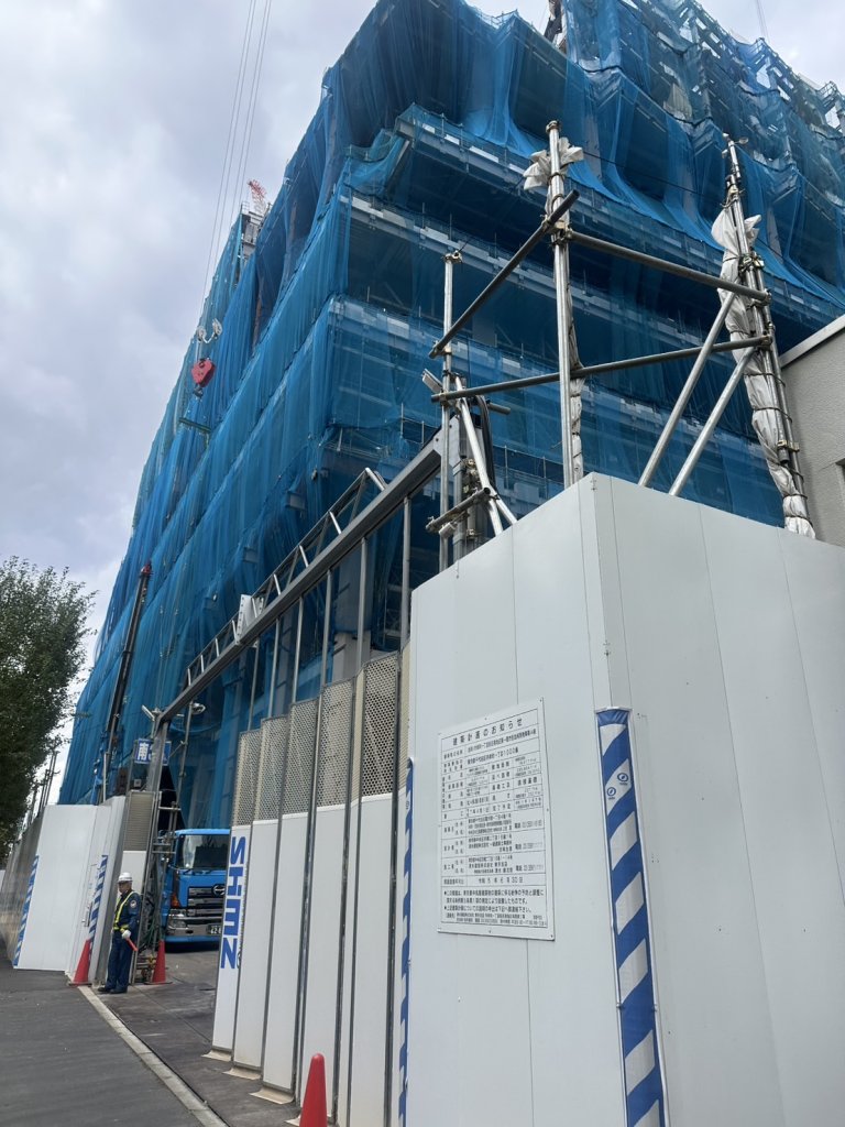 (仮称)内幸町一丁目街区南地区第一種市街地再開発事業A棟 新築工事現場の全景写真(2025年11月21日撮影)