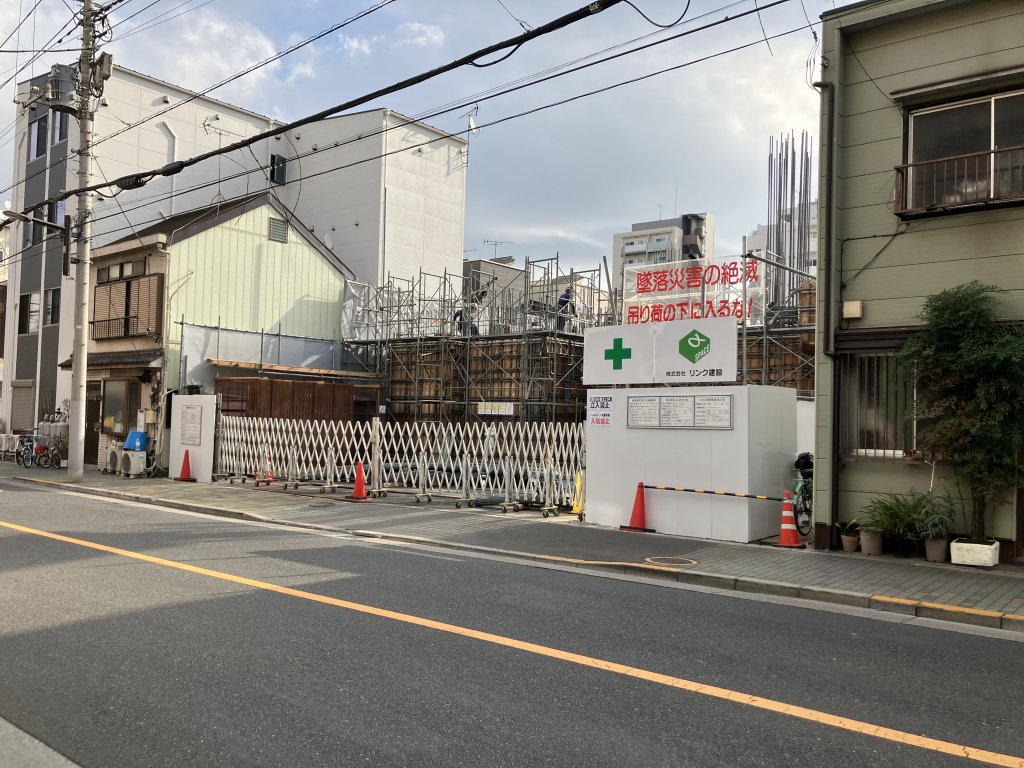 (仮称)アルファコート三輪8 新築工事現場の全景写真(2025年12月2日撮影)