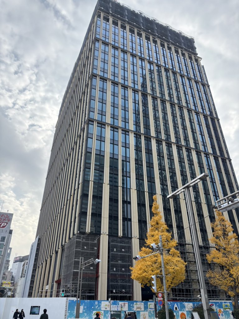 (仮称)西新宿一丁目地区プロジェクト 新築工事現場の全景写真(2025年12月6日撮影)