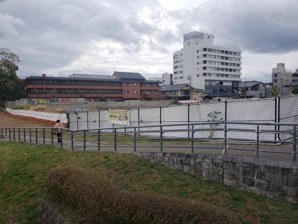 (仮称)京都大原記念病院移転新築工事建築計画の概要 新築工事現場の全景写真(2025年12月14日撮影)